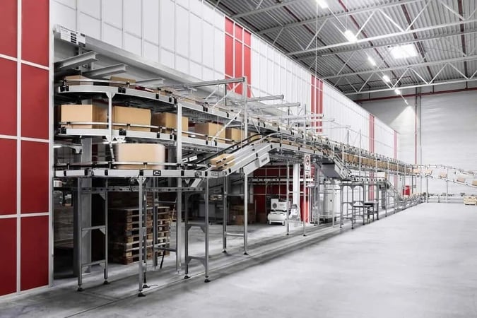 Conveyor beside an AutoStore Grid at Bergfreunde