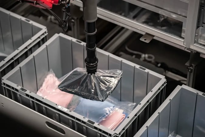 VersaAI from AutoStore selecting inventory from a Bin
