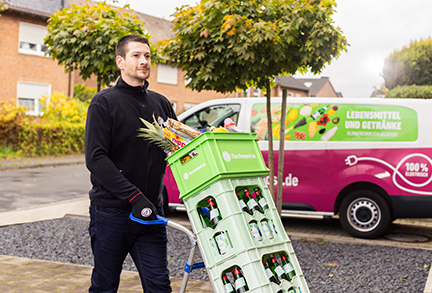 A worker delivers groceries from Flaschenpost