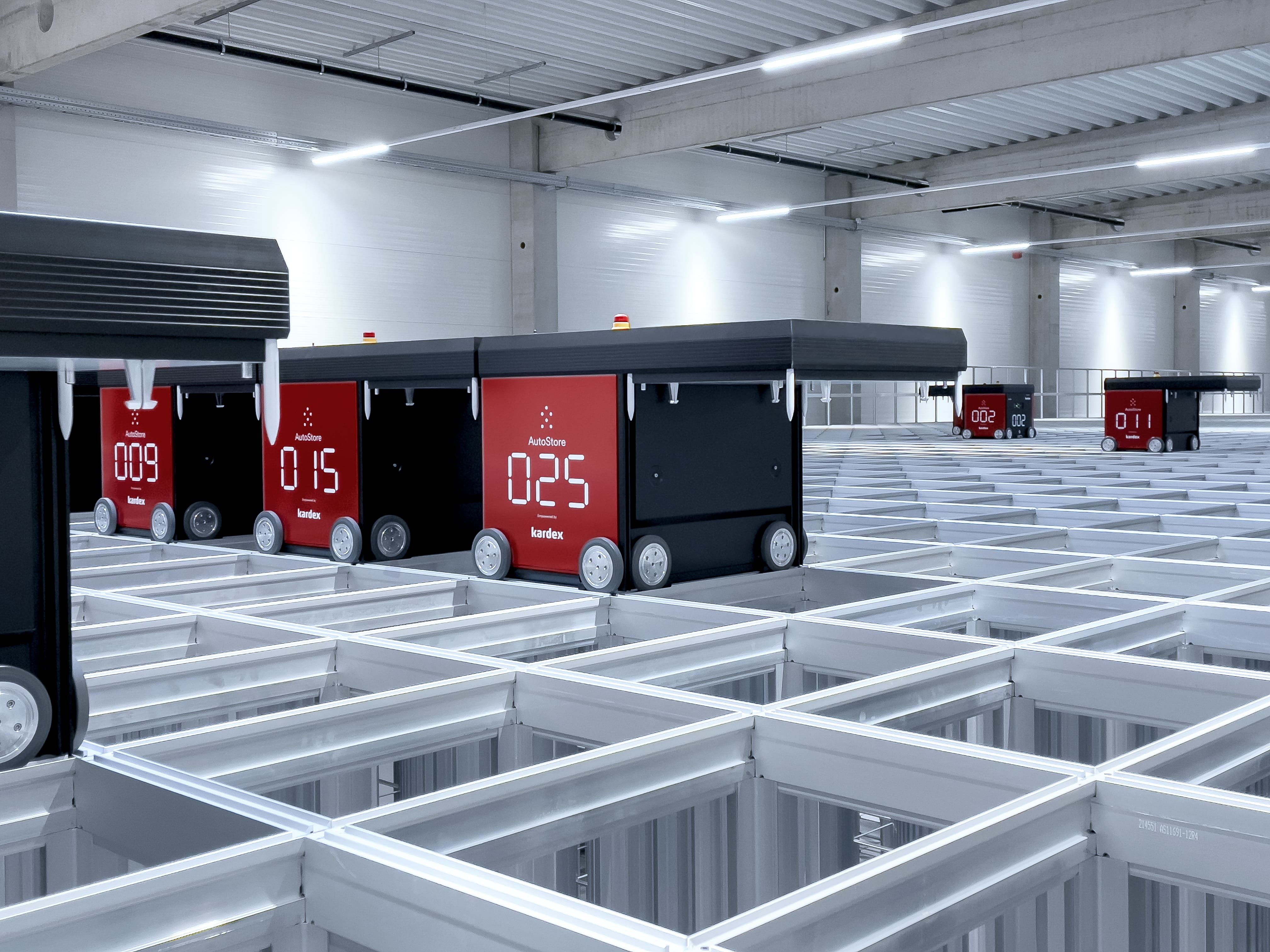 Primer gran sistema del mundo AutoStore con robots R5+.