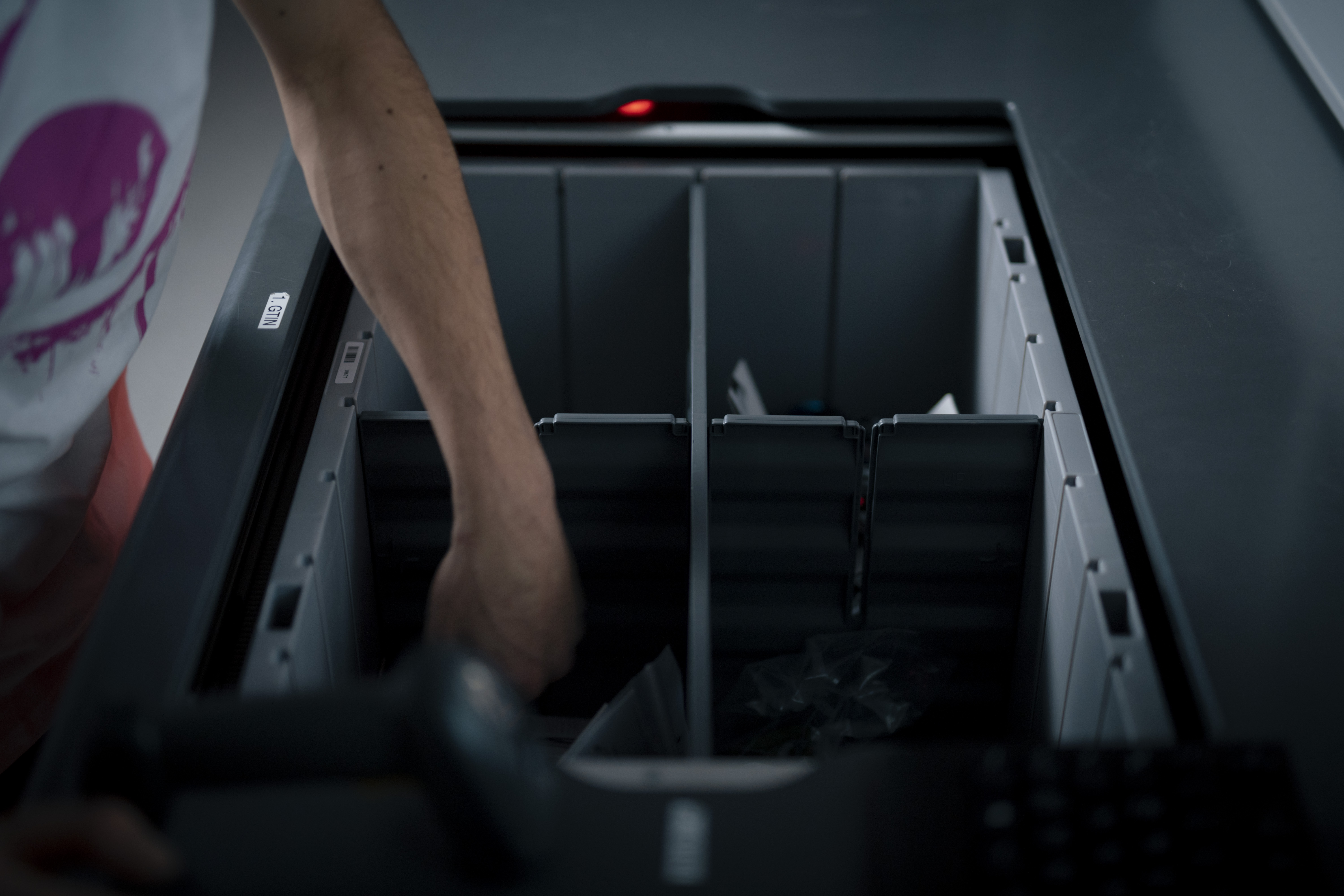 Buying vs. RaaS: What’s the Best Strategy for Investing in Warehouse Robotics?